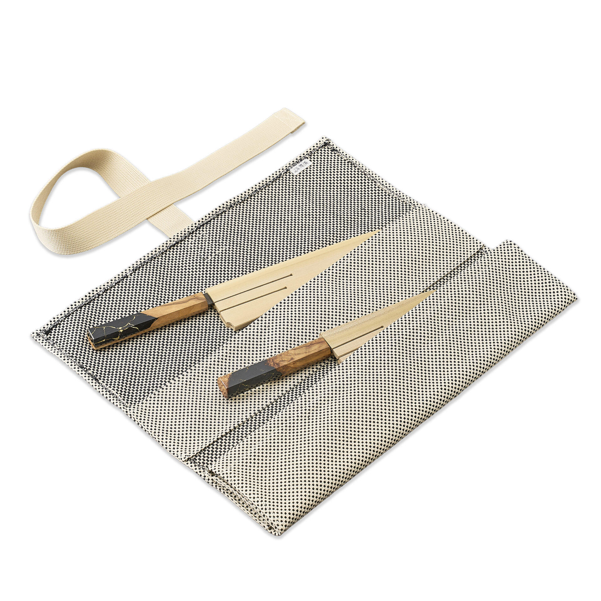 【庖斬巴】　刺織 -SHIORI-　布巻　生成　IK-023　<br>定価：14,000円